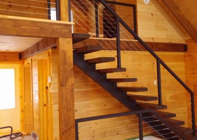 escalier noir chalet bois limon central et garde en aluminium sur mesure quebec et montreal